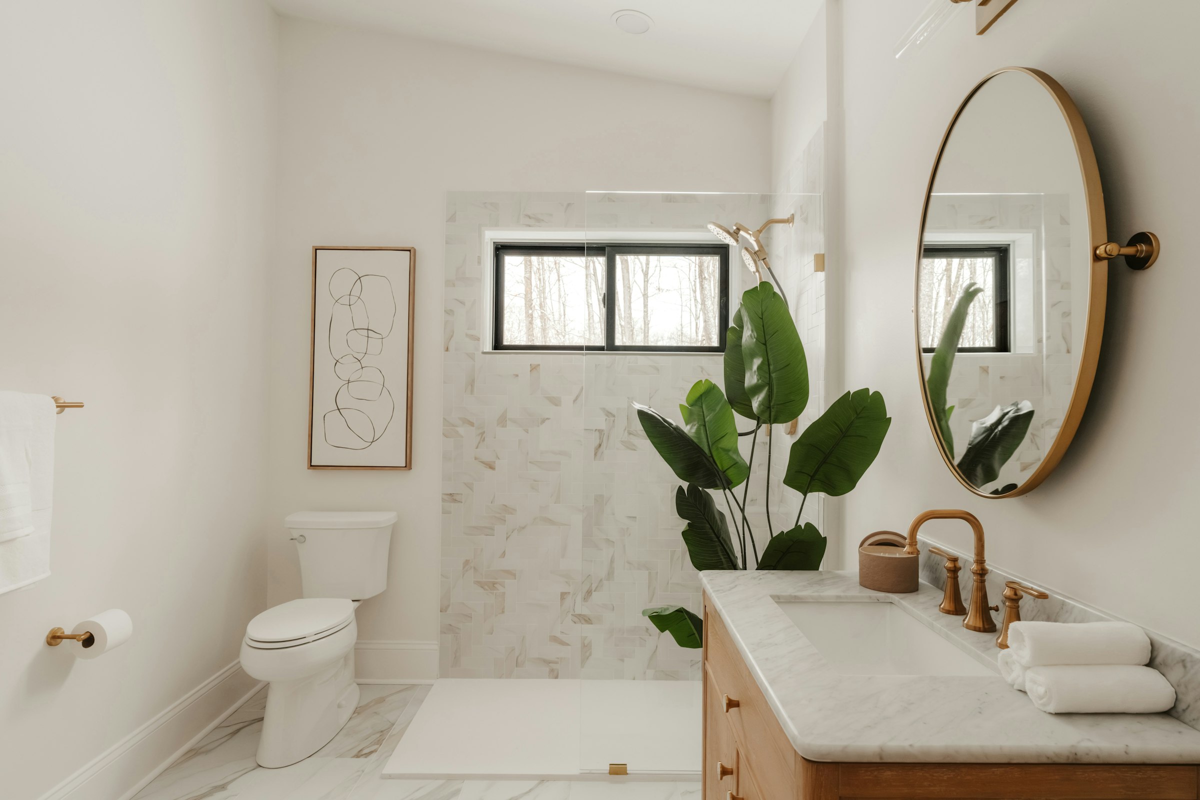 Salle de bains claire avec carrelage effet marbre